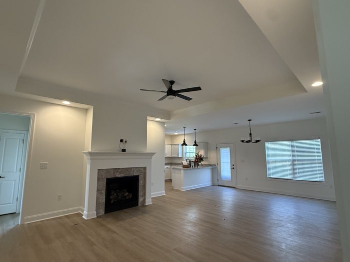 Living room with tray ceiling